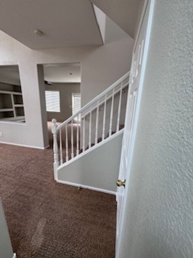 Building Photo - 3Bed/2.5Bath/2Car Residence located in North Las Vegas gated community!