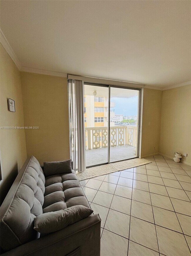 Building Photo - 1817 S Ocean Dr