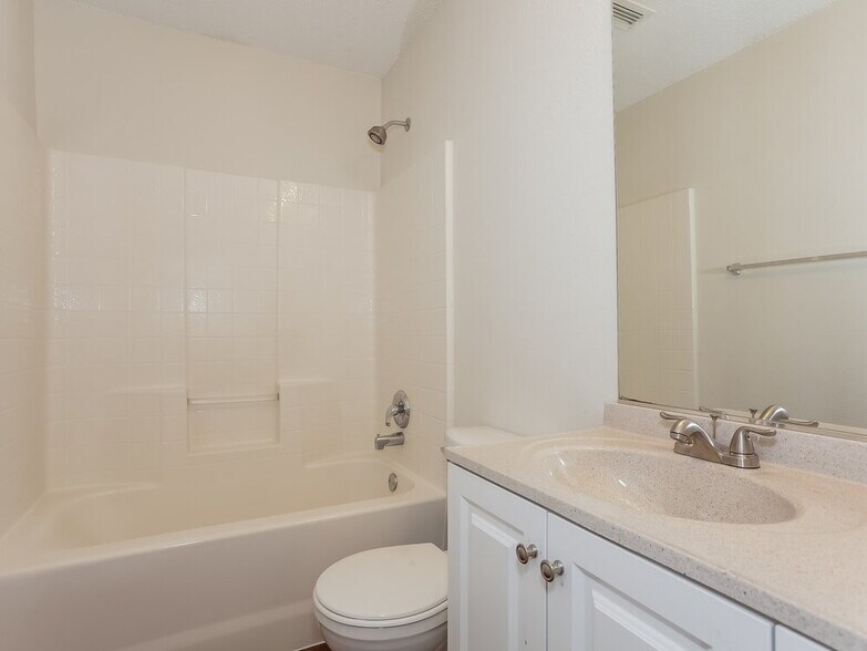 Building Photo - 11008 Briaroaks Dr