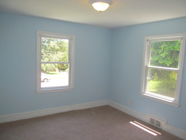 Building Photo - Ardmore with Modern Kitchen!