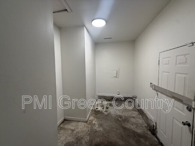 Building Photo - 6117 N Main St