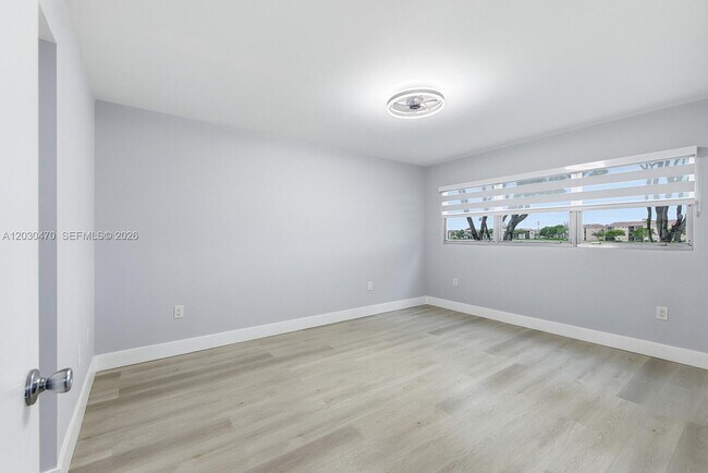 Building Photo - 550 SW 138th Ave