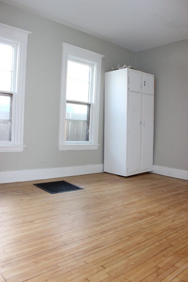 Building Photo - 2723 Taylor St NE