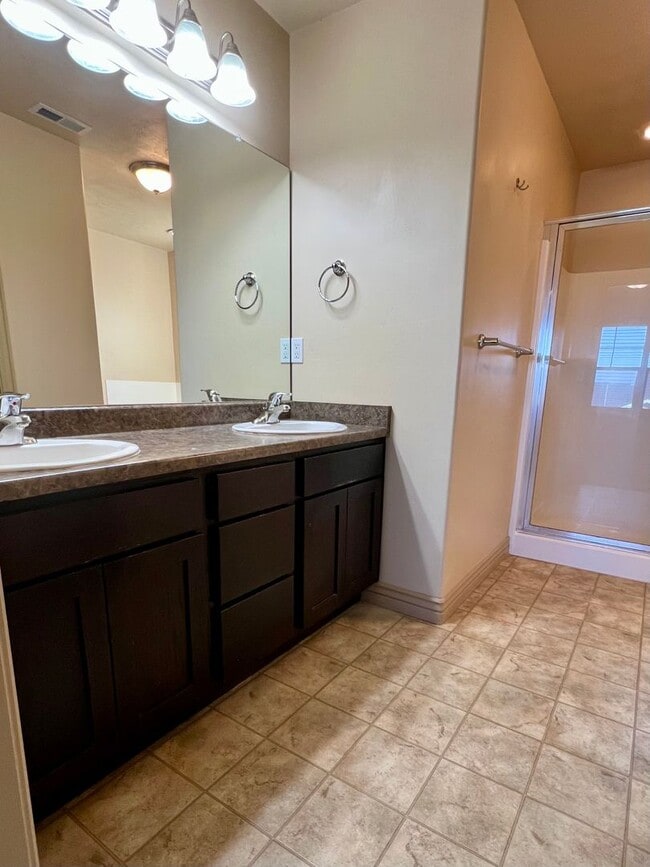 Building Photo - PRICE REDUCED:  LG 4-BED TOWNHOUSE NOW $1,995