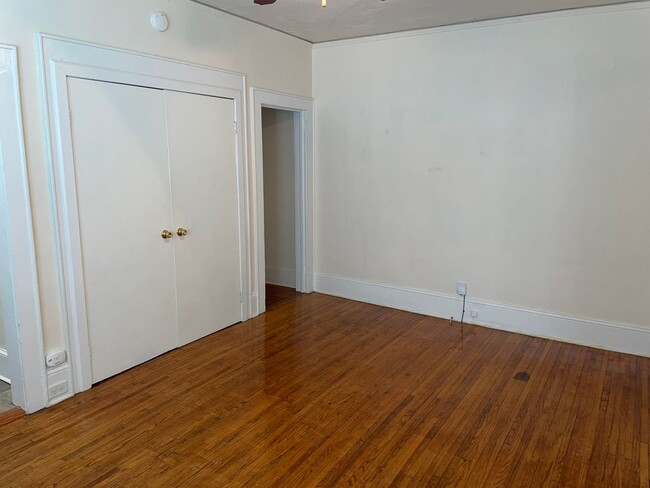 Building Photo - Adorable 1 Bedroom Duplex in Wilmore Neigh...