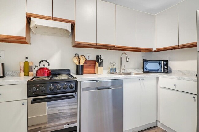 Building Photo - 1300 Collins Ave