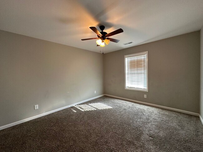 Building Photo - Beautiful 4 bedroom 2 1/2 Bath Home For Rent!