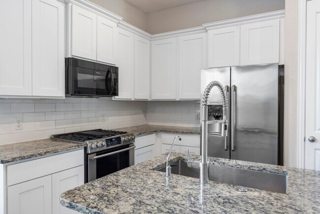 Building Photo - 5021 Lehman Oaks Dr