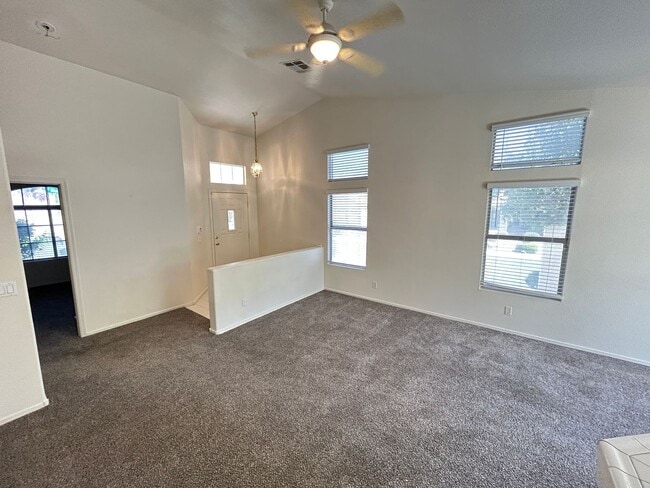 Building Photo - Cozy 3Bed/2Bath/2Car Residence located in beautiful Summerlin!
