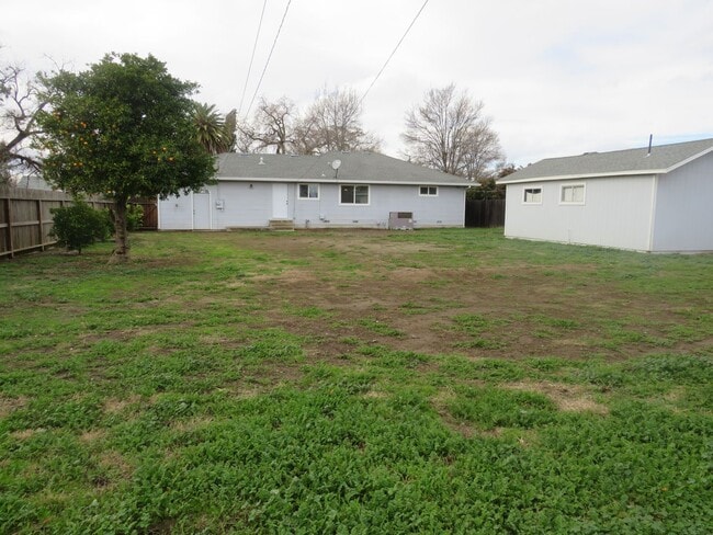 Building Photo - 644 S Shasta St