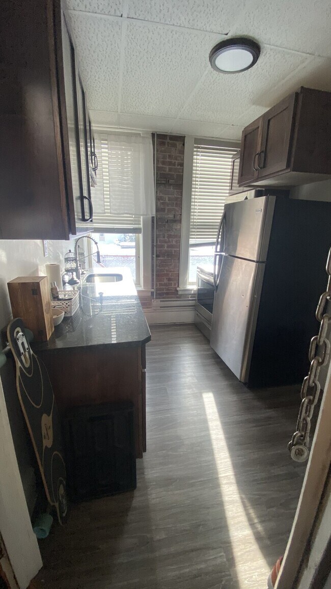 Building Photo - 400 Main St E