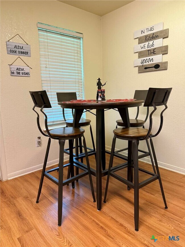 Building Photo - 1008 Circle M Dr