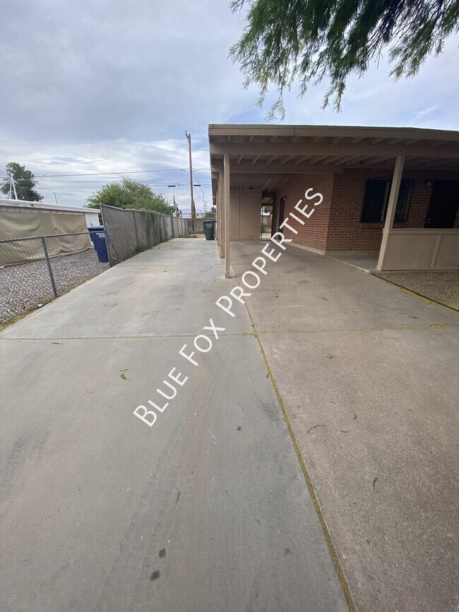 Building Photo - 3807 E Dover Stravenue