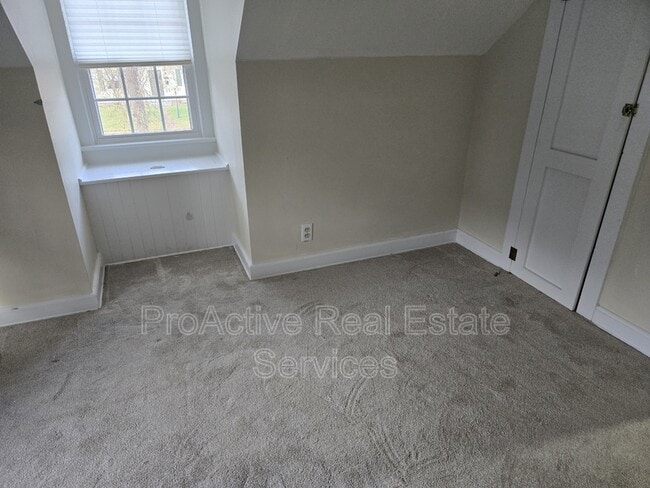 Building Photo - 519 Maycox Ave