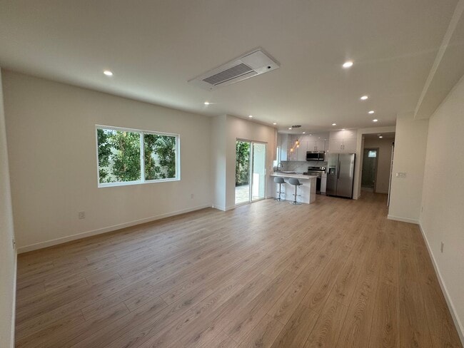 Building Photo - Spacious 1000 Sq. Ft. Single-Floor Back AD...