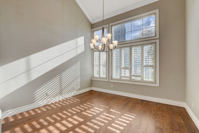 Building Photo - COMING SOON!! $1000 off 1st months Rent Guard-Gated Golf Course Living on the 14th Green!