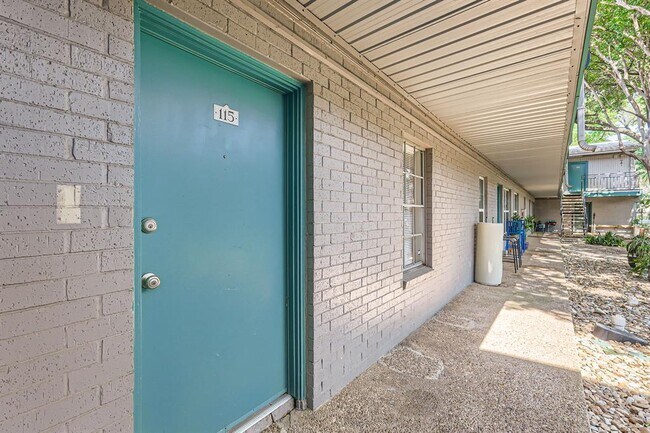 Building Photo - 300 Crockett St