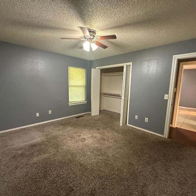 Building Photo - 6928 Woodlake Dr