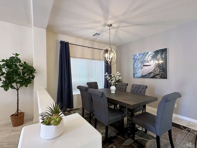 Building Photo - 4Bdrm/2.5bath Single Family Home - Fully Furnished