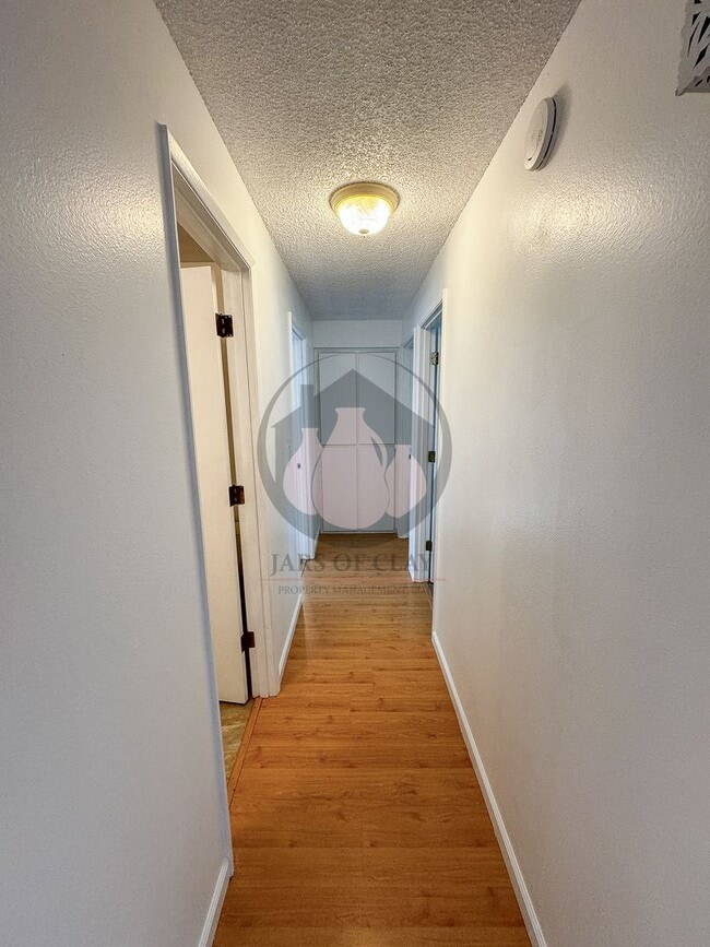 Building Photo - Move in ready