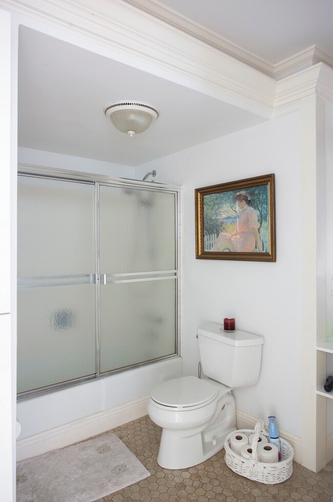 Building Photo - 2 bedroom 1 bathroom Furnished Oceanfront unit