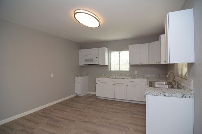 Building Photo - Remodeled 3 Bedroom 1 Bath Home! Central T...