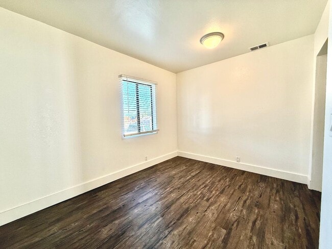 Building Photo - 2236 Home Dr