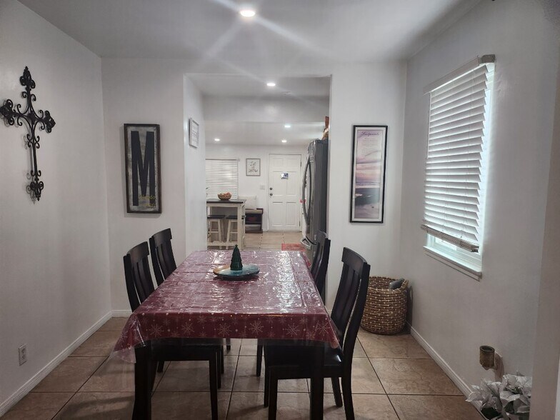 Formal dining area - 2001 Cloverfield Blvd