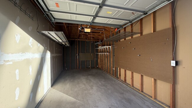 Building Photo - Light-Filled Corner Condo with Garage + Reserved Parking in Gated Community