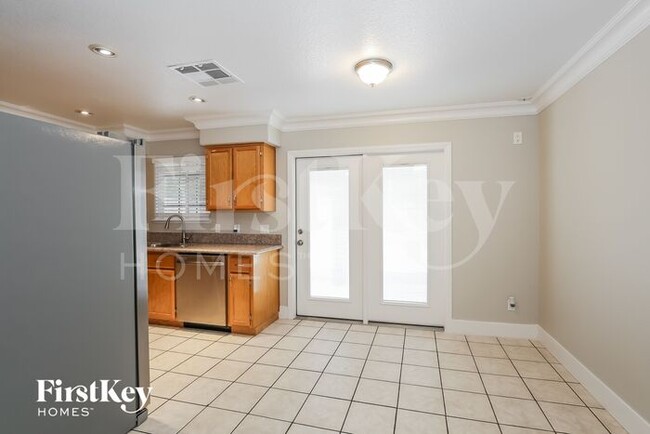 Building Photo - 7320 Backstretch Dr