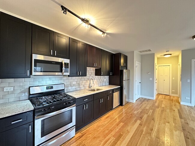 Building Photo - 2208 W Eastwood Ave