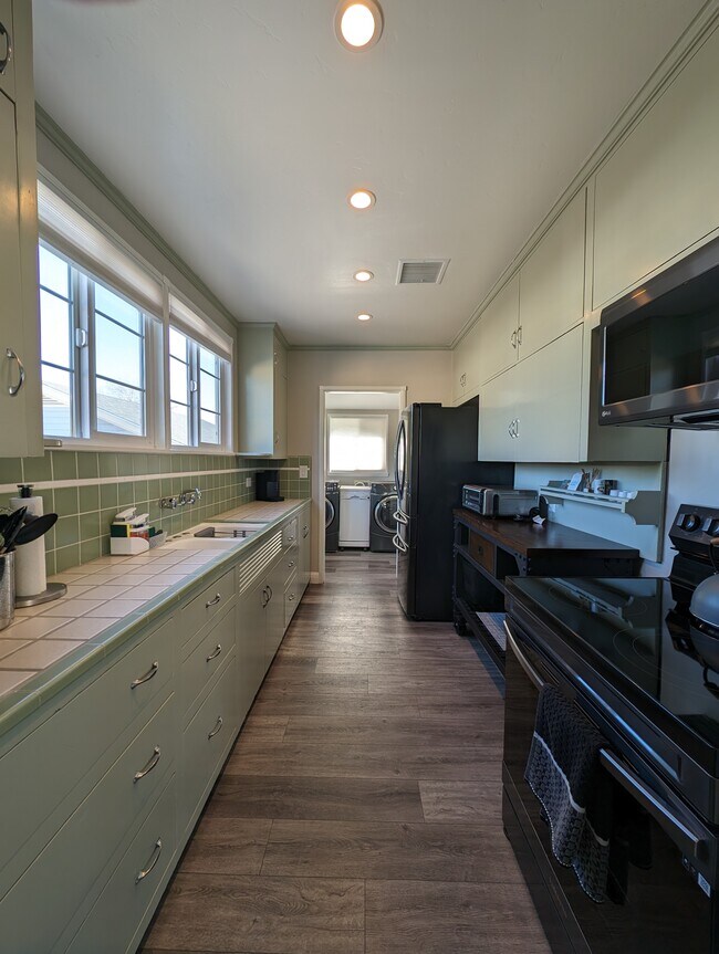 Building Photo - 411 Birch St