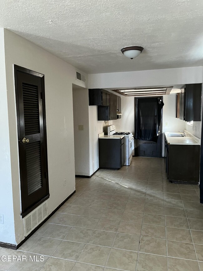 Building Photo - 8908 Ankerson St