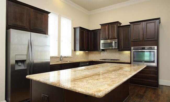 Building Photo - 2027 Fannin Station W