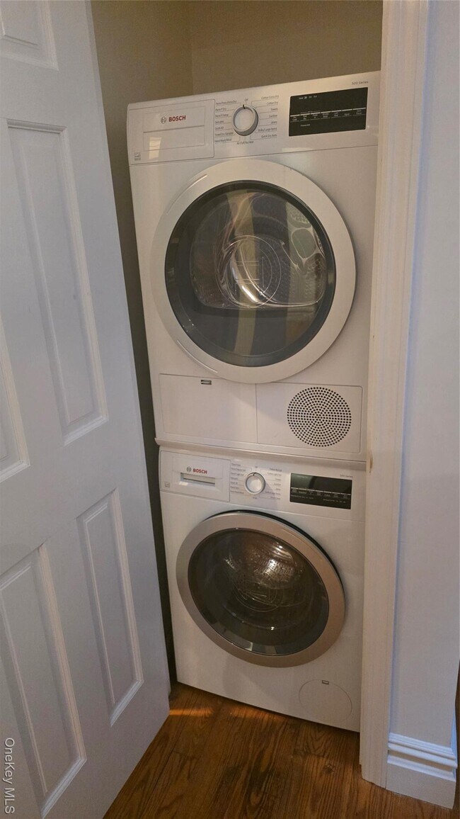 Building Photo - 3 Main St