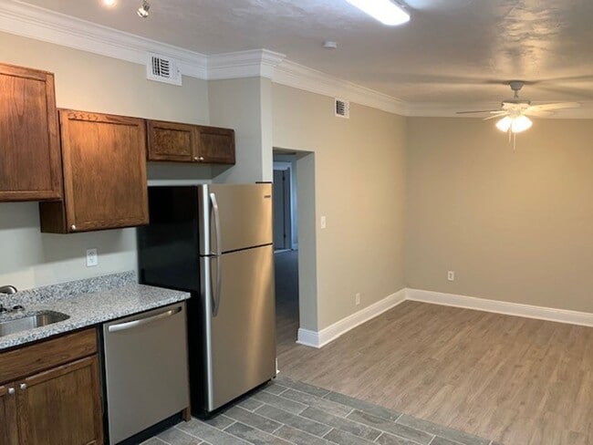 Building Photo - 3 bedroom 3 bath house in Midtown!! Available July 2026!