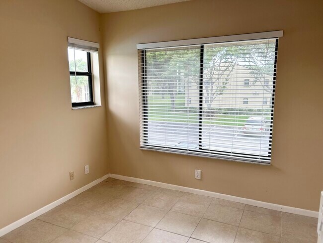 Building Photo - 6649 Somerset Dr