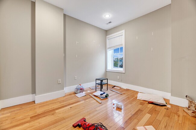 Building Photo - 1346 Kenyon St NW