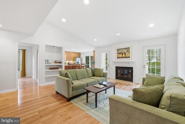 Building Photo - 9420 Lakeside Dr