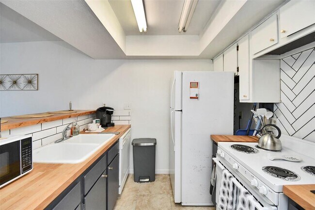 Building Photo - 2820 S Bartell Dr