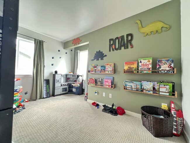 Building Photo - 4 Bedroom Home Bordering Covington and Kent