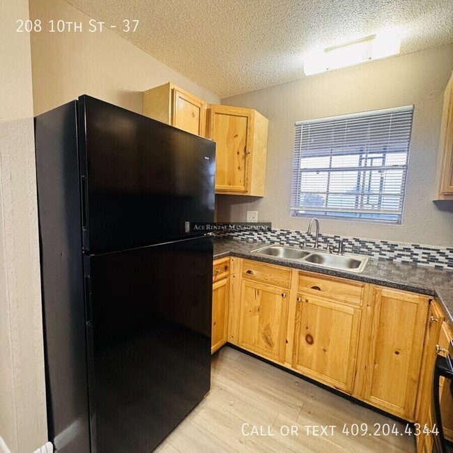 Building Photo - 208 N 10th St