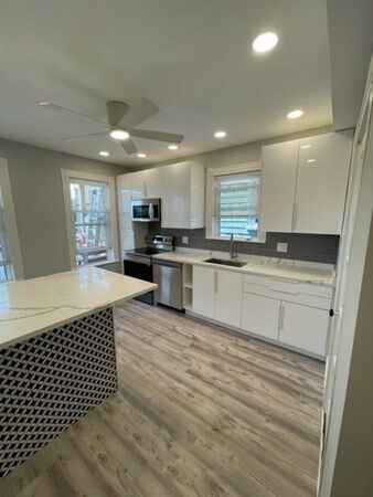 Building Photo - 700 Boston Post Rd