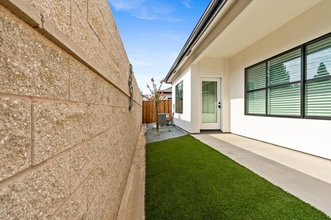 Building Photo - 2806 E Alluvial Ave