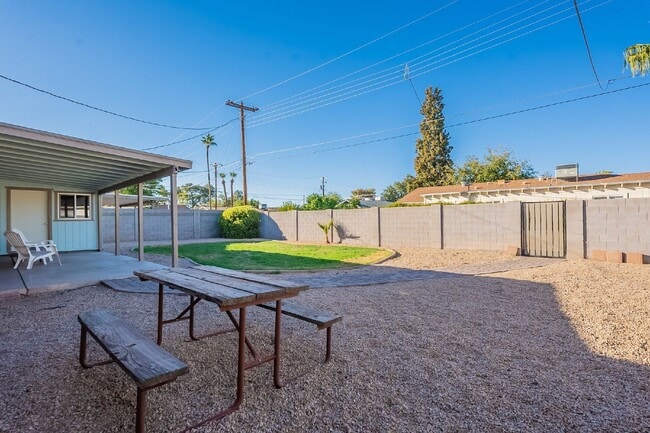 Building Photo - 8416 E Rancho Vista Dr