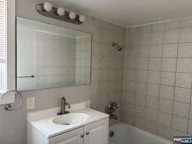 Building Photo - 106 Grand St