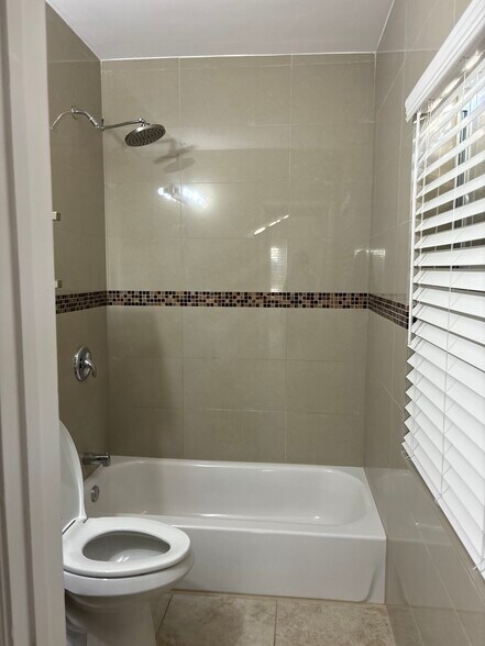 Building Photo - 1017 N 16th Ct