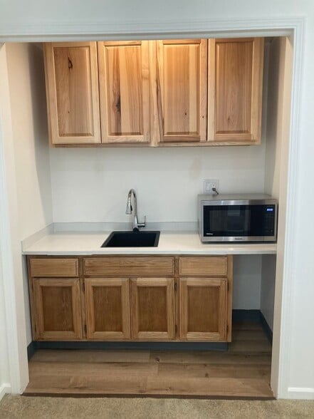 Building Photo - 7735 Isabel Dr