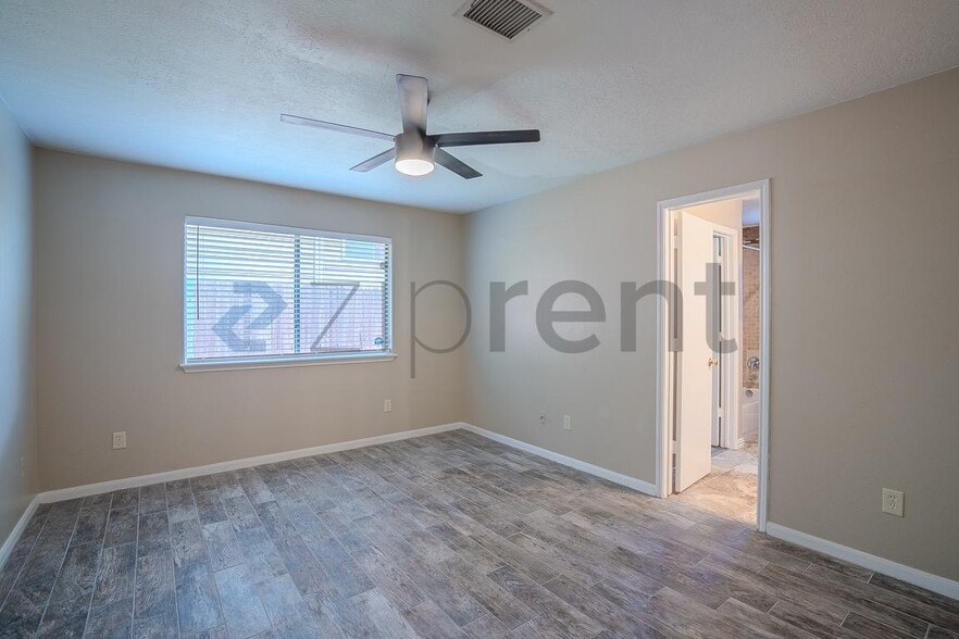 Building Photo - Unit