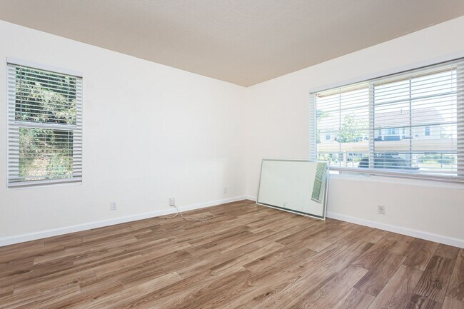 Building Photo - Charming Remodeled Townhome!
